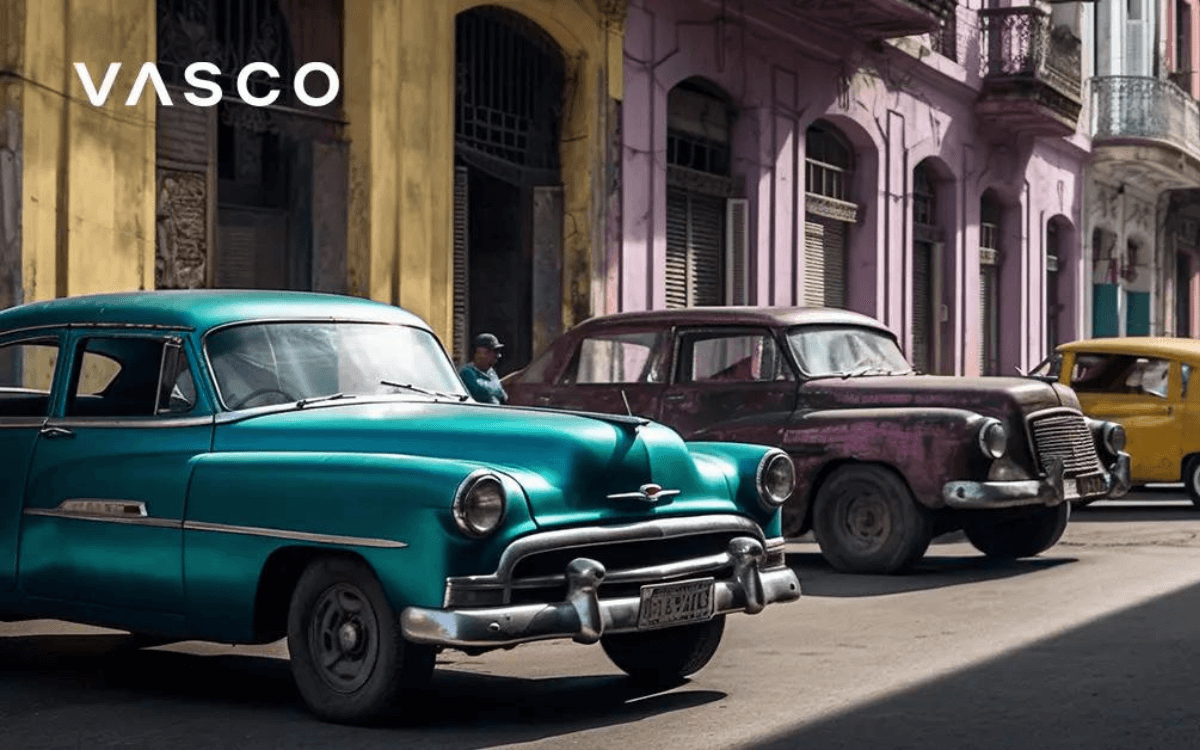 Oude auto's rijden op een straat in Cuba.