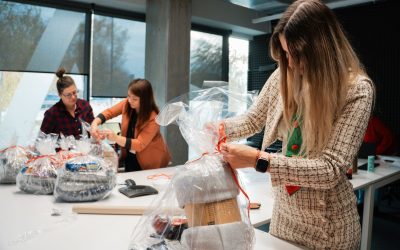 Vasco viert kerst met liefdadigheid voor senioren en vluchtelingengezinnen