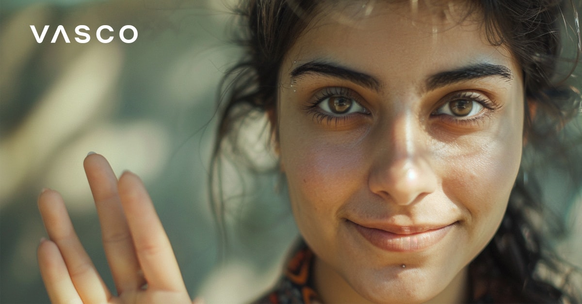 Een vrouw met expressieve ogen die zwaait en benadrukt hoe je hallo zegt in verschillende talen.