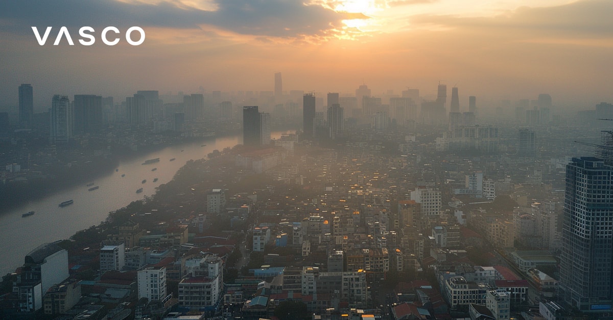 Een luchtfoto van een stadslandschap bij zonsondergang met een wazige lucht, die een bezoek aan Vietnam in oktober voorstelt en laat zien hoe het weer is.