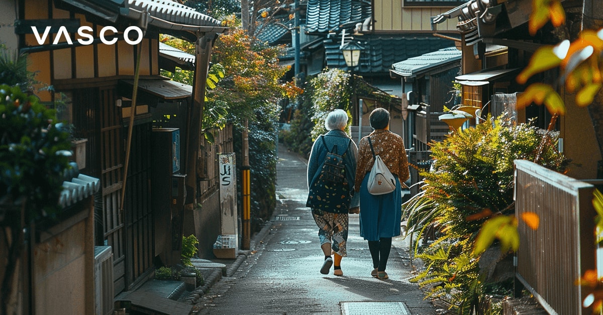 Twee oudere vrouwen lopen door de Japanse straat.