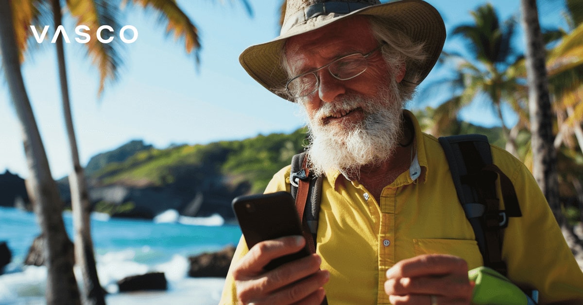 Een oudere man checkt zijn telefoon aan het exotische strand.