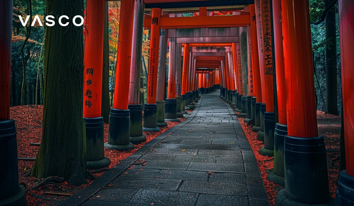 Een pad omzoomd met levendige rode Torii poorten in een serene bosrijke omgeving.