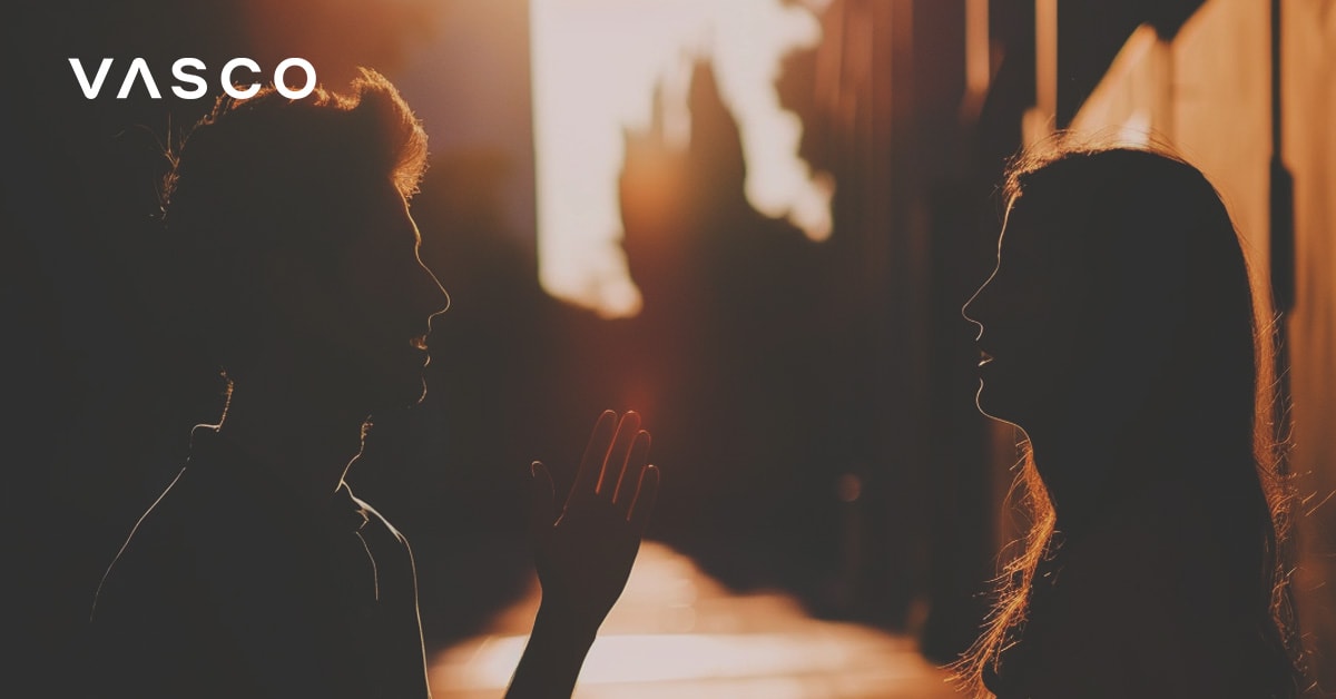 Twee mensen in silhouetten tegen de zonsondergang, die zich concentreren op manieren om hoi te zeggen in verschillende talen.