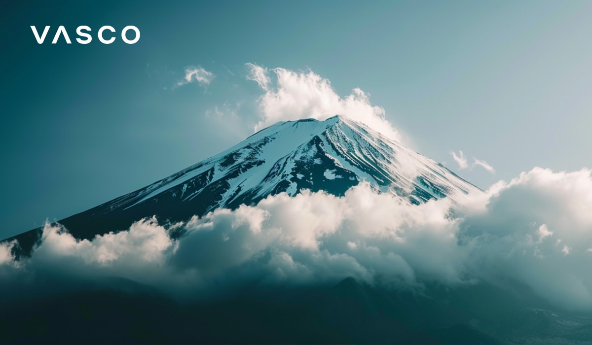 Een majestueus uitzicht op de berg Fuji met wolken die de besneeuwde top gedeeltelijk bedekken.