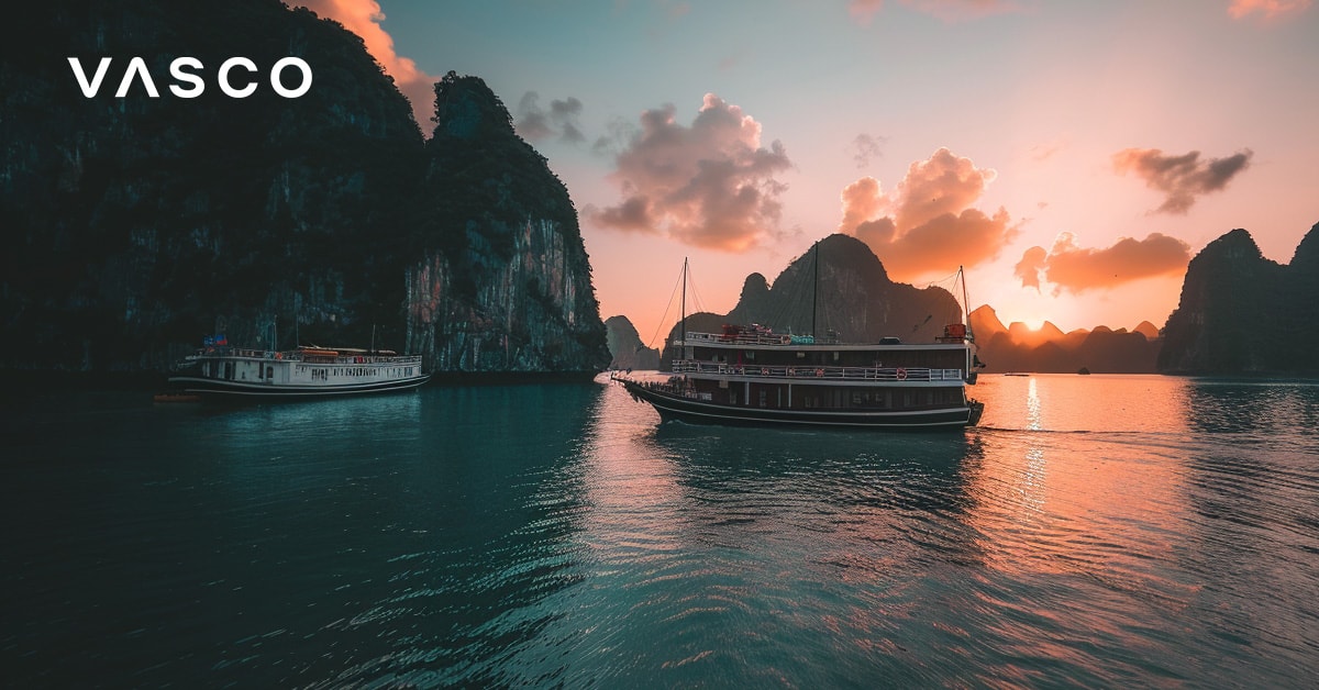 Boten op een rustig kanaal tijdens zonsondergang, om te laten zien waar je in oktober op vakantie kunt gaan en wat de temperatuur in Vietnam is.