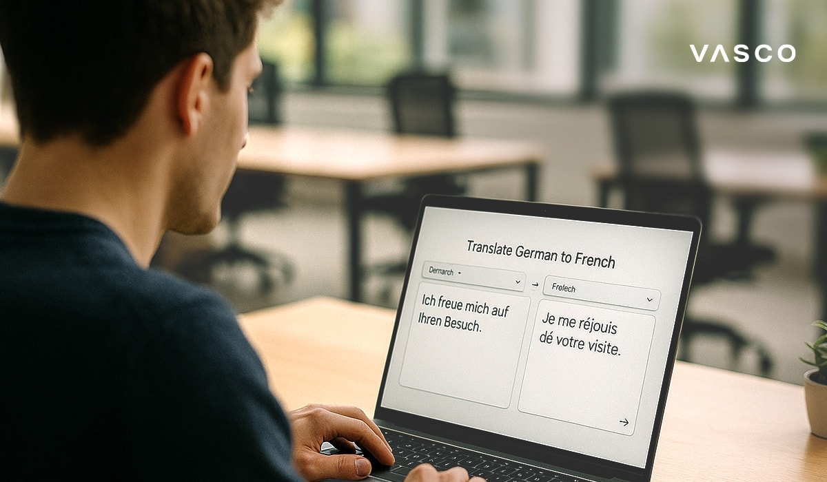 Een man vertaalt met zijn laptop een zin van het Duits naar het Frans.