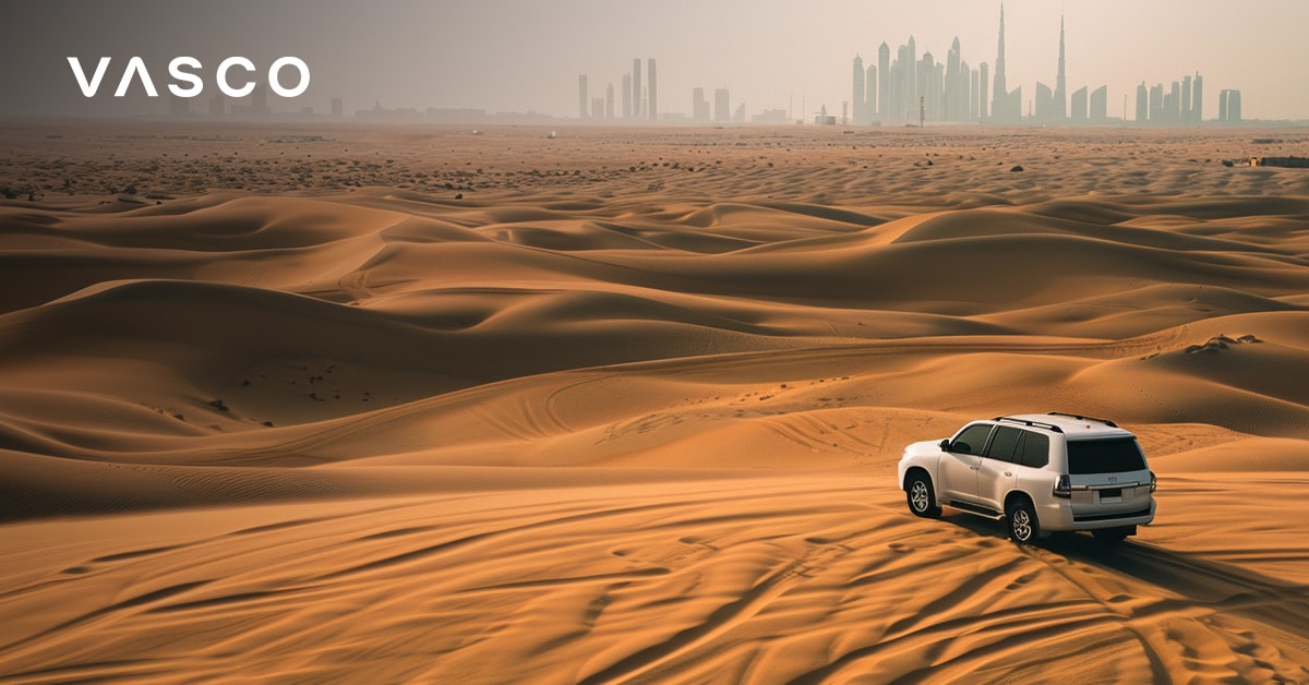 Jeep in de woestijn in de Verenigde Arabische Emiraten met uitzicht op de stad Dubai op de achtergrond