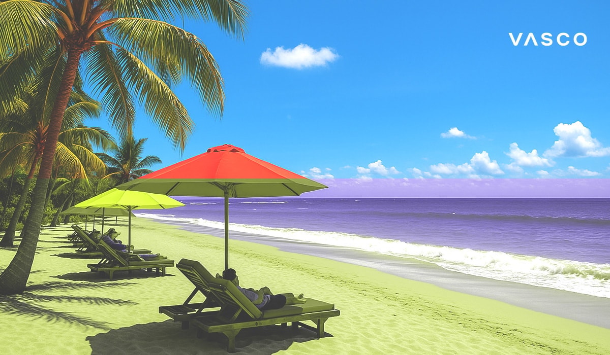 Toeristen relaxen op een prachtig zandstrand met turquoise water.