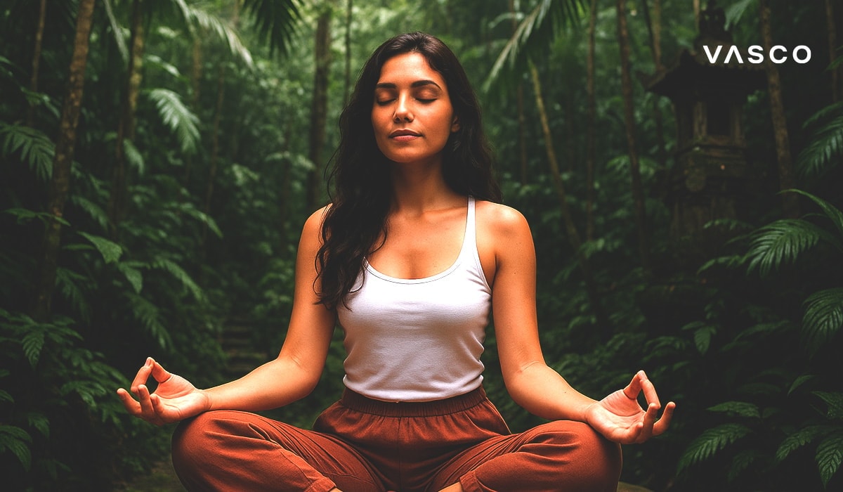 Een vrouw mediteert vredig in lotushouding, een Balinees bos.