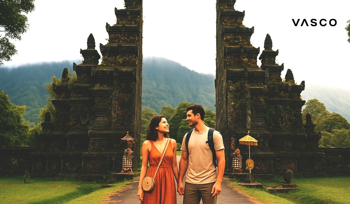 Een koppel, hand in hand voor een traditionele Balinese tempelpoort.