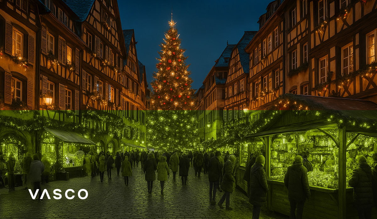 Franse kerstmarkt tussen traditionele versierde vakwerkhuizen.