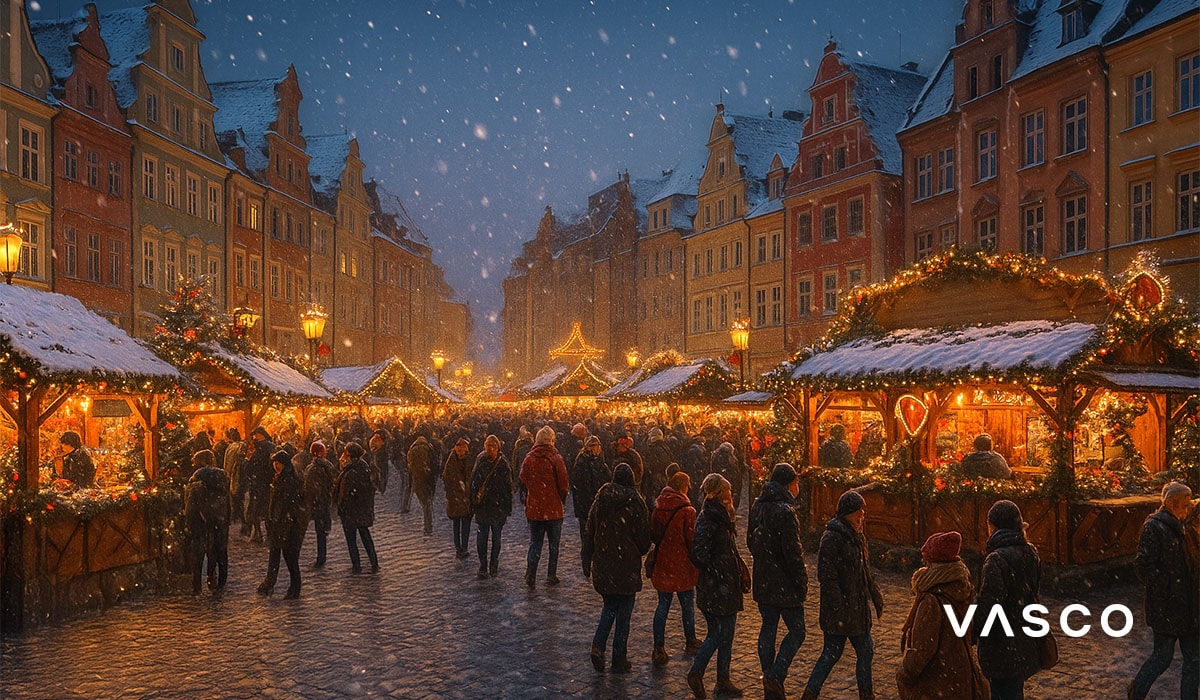 Kerstmarkt in een besneeuwde oude stad in Polen.