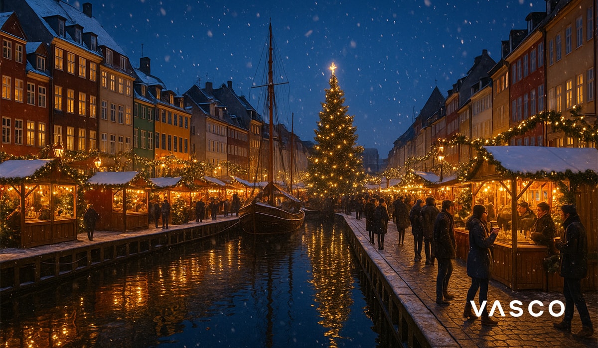 Kerstmarkt in Kopenhagen langs het Nyhavn-kanaal met een grote feestelijke kerstboom.