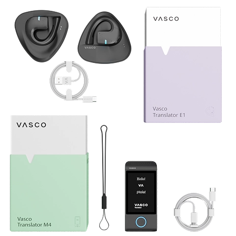M4 E1 set De Vasco Translator E1-set met twee draadloze vertaaloortjes, een oplaadkabel, een handleiding, een etui en de verpakking, tentoongesteld naast de doos van de Vasco Translator M4 met zijn draagkoord en kabel.