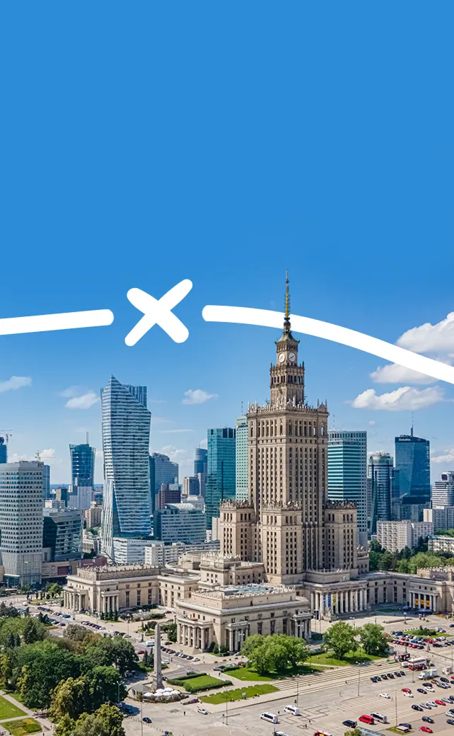 Een verhoogde, groothoekluchtfoto die de gedetailleerde, historische architectuur van het Paleis van Cultuur en Wetenschap in Warschau, Polen, vastlegt.