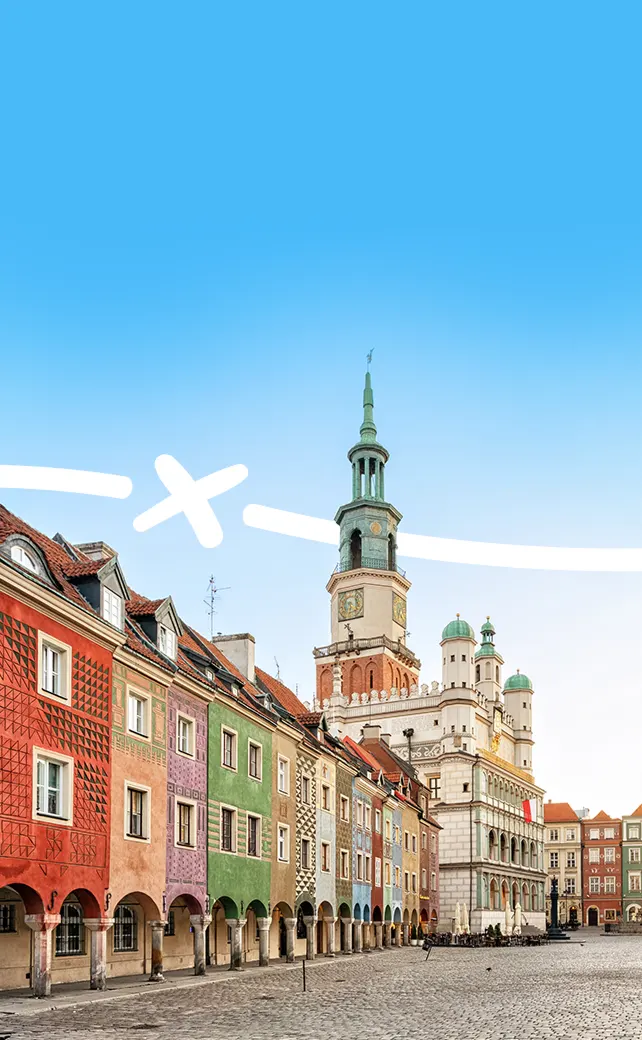 Een groothoekfoto van bovenaf genomen, waarop het levendige Oude Marktplein (Stary Rynek) in Poznań, Polen te zien is. 