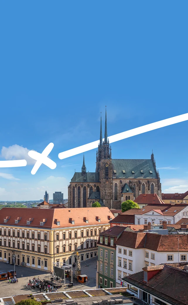Een luchtfoto van de historische stad Brno in Tsjechië, met de Sint-Petrus-en-Pauluskathedraal en haar opvallende dubbele neogotische torenspitsen.