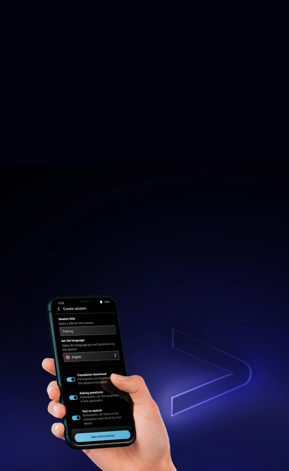 Een hand die een smartphone vasthoudt waarop het scherm 'Sessie aanmaken' van de Vasco AUDIENCE-app te zien is. De interface met donker thema toont de sessietitel 'Training', de taal 'Engels' en actieve schakelaars voor het downloaden van vertalingen, het stellen van vragen en tekst-naar-spraak boven een cyaankleurige knop 'Opslaan en doorgaan'.