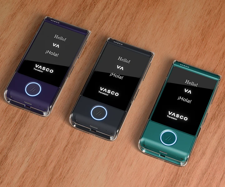 Drie Vasco Translator M4 apparaten liggen op een tafel in doorzichtige siliconenhoesjes in drie verschillende kleuren, met ingeschakelde schermen waarop het Vasco logo te zien is en verlichte LED knoppen.