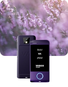 Een productfoto waarop een paars Vasco Translator-apparaat vanuit twee hoeken te zien is tegen een donkere achtergrond van gestructureerde stof. Het apparaat aan de linkerkant toont de achterkant, met de nadruk op een cameralens met flitser en een 