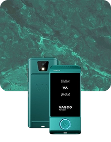 Een productfoto waarop een turquoise Vasco Translator-apparaat vanuit twee hoeken te zien is tegen een donkere achtergrond van gestructureerde stof. Het apparaat aan de linkerkant toont de achterkant, met de nadruk op een cameralens met flitser en een 