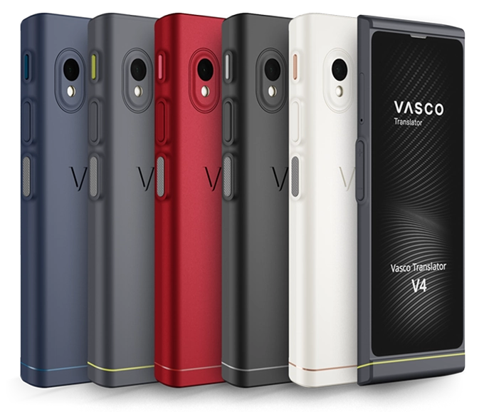 Vijf Vasco Translator V4-apparaten in de kleuren blauw, donkergrijs, rood, zwart en wit worden getoond, met één toestel dat het startscherm weergeeft.
